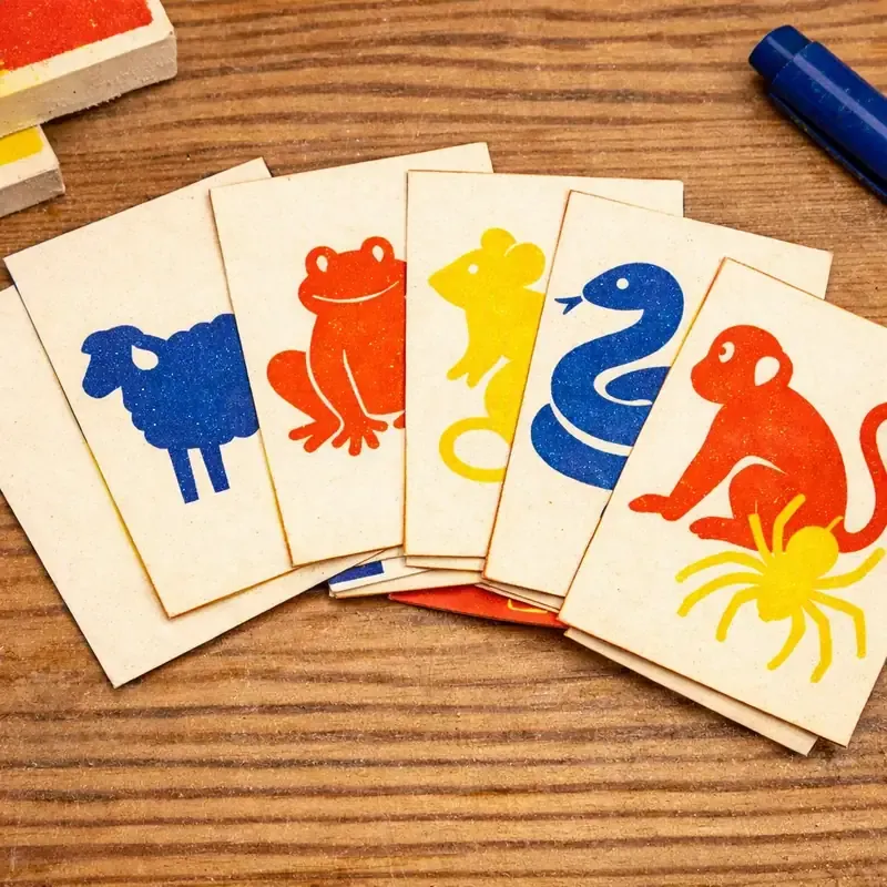 Illustration mare avec grenouille, souris et mouton répartis autour d'un tigre en veille