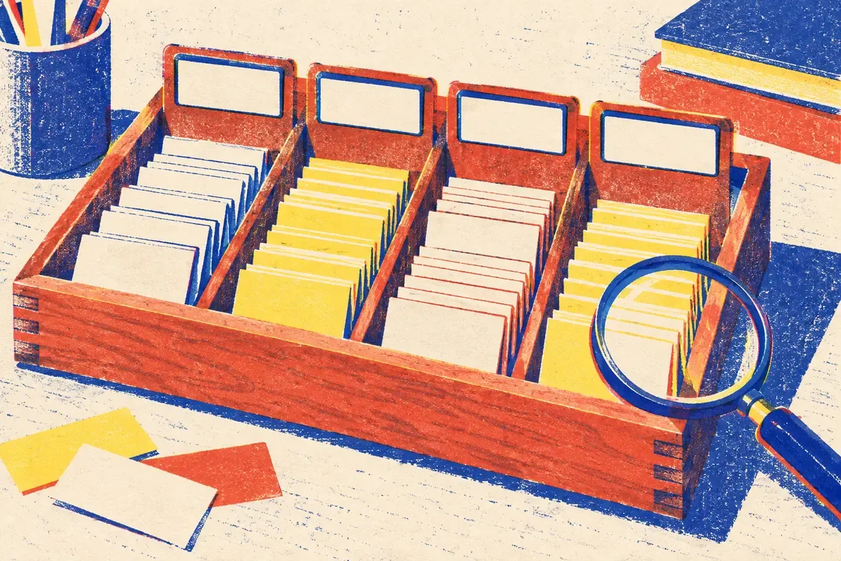 Cahier ouvert sur une grille de lettres entourée d'étiquettes de grammaire manuscrites comme nom, verbe et adjectif, avec un crayon rouge, en aplats bleu encre, rouge tomate et jaune surligneur sur papier crème.