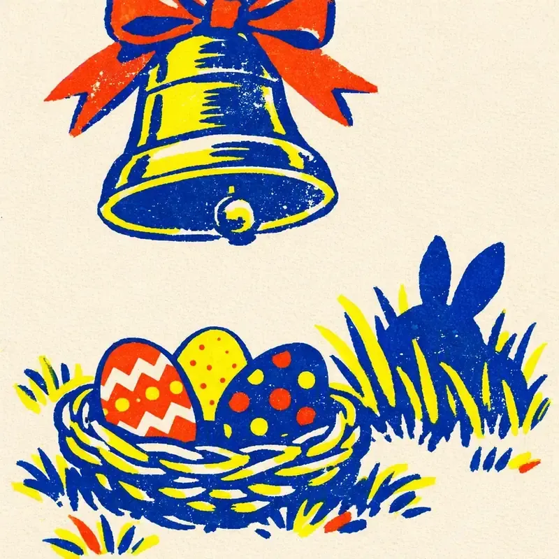 Cloche entourée d'œufs peints et d'un lapin en chocolat près de jeunes carottes